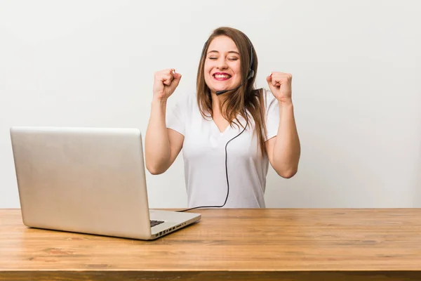 Junge Telemarketerin Hebt Die Faust Und Fühlt Sich Glücklich Und — Stockfoto