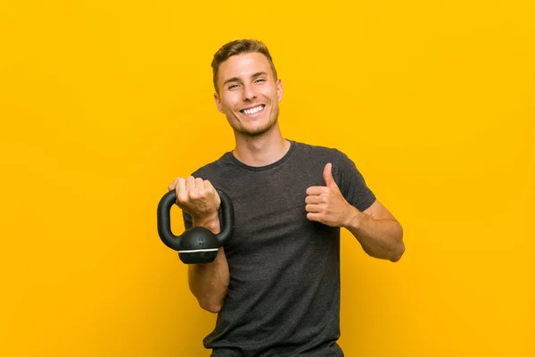 Jovem Caucasiano Segurando Halteres Sorrindo Levantando Polegar — Fotografia de Stock