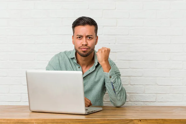 Giovane Uomo Filippino Seduto Lavorare Con Suo Computer Portatile Mostrando — Foto Stock