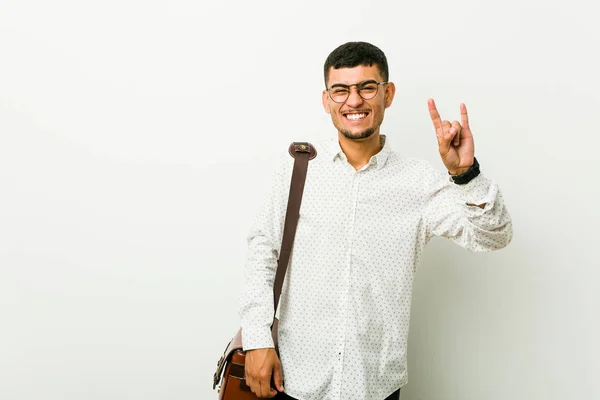 Mladý Hispánný Příležitostný Obchodní Muž Ukazující Rohy Jako Revoluce — Stock fotografie