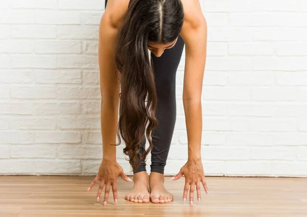 Young Arab Sporty Woman Practicing Yoga Floor — Stock Photo, Image