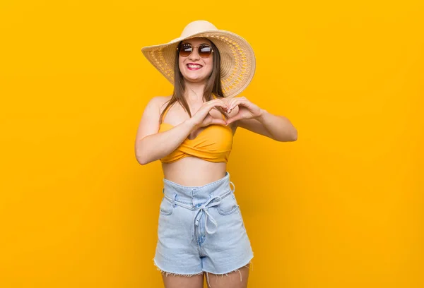 Mulher Caucasiana Jovem Usando Chapéu Palha Olhar Verão Sorrindo Mostrando — Fotografia de Stock