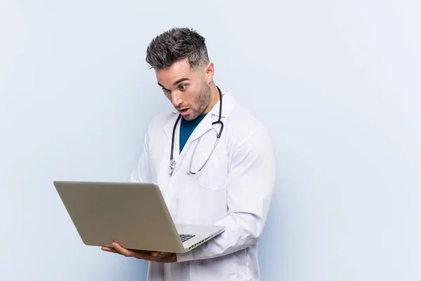 Caucasian Doctor Man Laptop — Stock Photo, Image