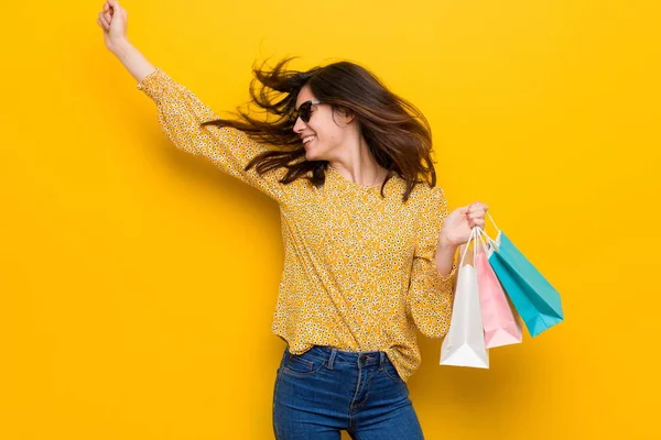 Unga Kaukasiska Kvinna Går Till Shopping — Stockfoto