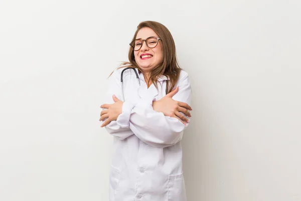 Jonge Dokter Vrouw Tegen Een Witte Muur Gaan Koud Als — Stockfoto