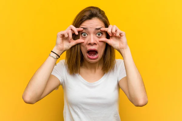 Junge Natürliche Kaukasische Frau Hält Die Augen Offen Eine Erfolgschance — Stockfoto