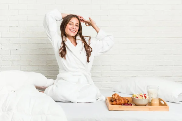 Jonge Blanke Vrouw Het Bed Rekken Armen Ontspannen Positie — Stockfoto