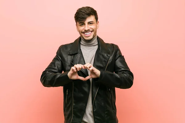 Junger Hispanischer Mann Lederjacke Der Lächelt Und Eine Herzform Mit — Stockfoto