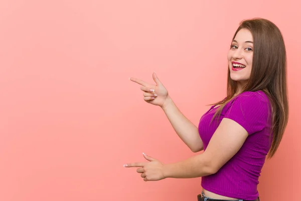 Молодая Латиноамериканка Розовой Стены Взволнована Указывая Указательными Пальцами — стоковое фото
