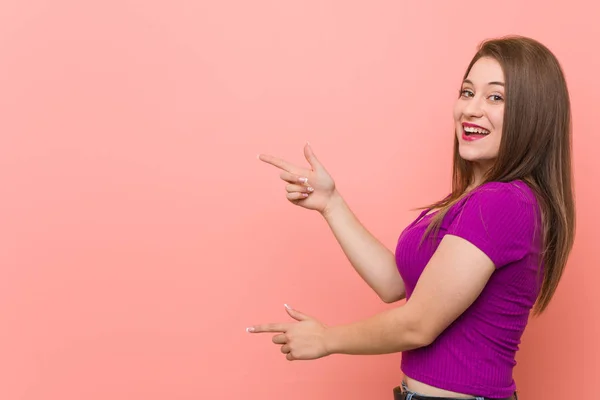 Giovane Donna Ispanica Contro Muro Rosa Eccitato Indicando Con Indice — Foto Stock