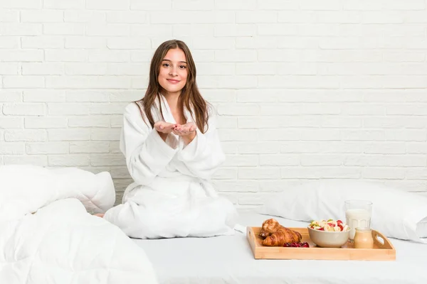 Jonge Blanke Vrouw Het Bed Met Iets Met Palmen Aanbieden — Stockfoto