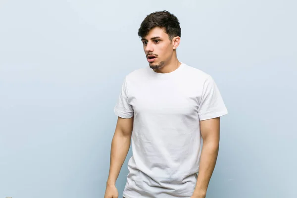 Giovane Uomo Caucasico Indossa Una Maglietta Bianca Essere Scioccato Causa — Foto Stock