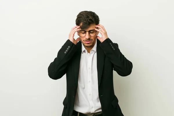 Junger Hispanischer Geschäftsmann Berührt Schläfen Und Hat Kopfschmerzen — Stockfoto