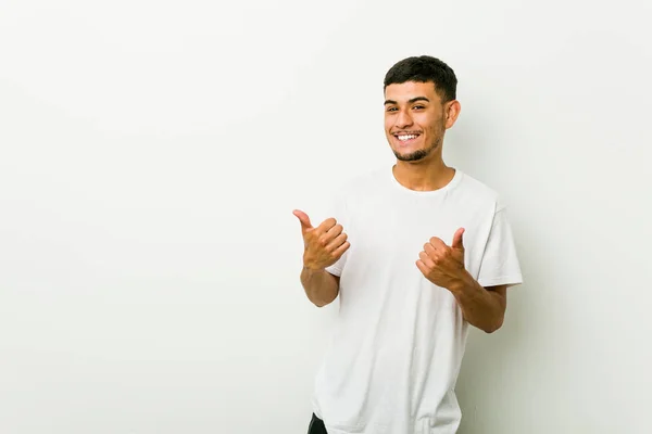 Joven Hombre Hispano Levantando Ambos Pulgares Hacia Arriba Sonriendo Confiado —  Fotos de Stock