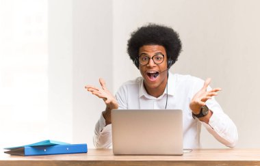 Genç telemarketer siyah adam bir zafer veya başarı kutluyor