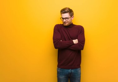 Genç akıllı adam kollarını geçiyor rahat