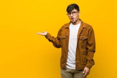 Genç İspanyol rahat adam avuç içi üzerinde kopya alanı tutarak etkilendim.