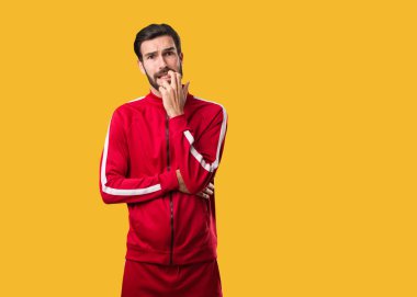 Tırnak yiyen genç sporcu, gergin ve çok endişeli.