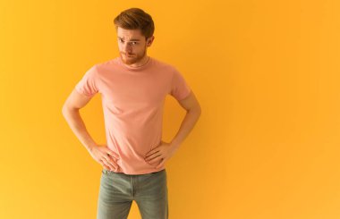 Genç Redhead adam çok kızgın birini azarlamak