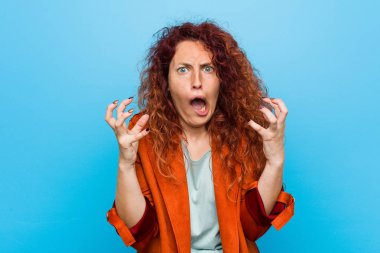 Genç kızıl saçlı zarif kadın öfkeyle çığlık.