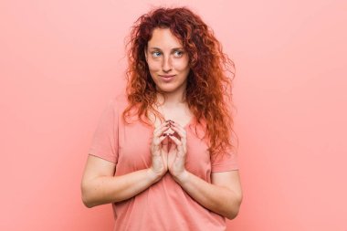 Genç doğal ve otantik kızıl saçlı kadın akılda plan yapma, bir fikir kurma.