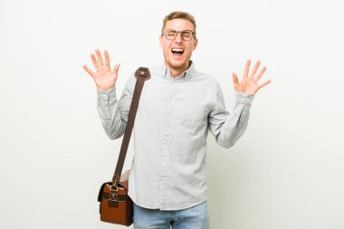 Genç kafkas iş adamı bir zafer ya da başarı kutluyor, o şaşırır ve şok.