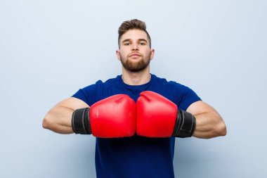 Boks eldiveni giyen beyaz genç adam
