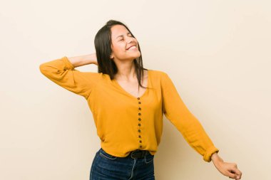 Bej arka plan dans ve eğlenmek karşı Genç İspanyol kadın.