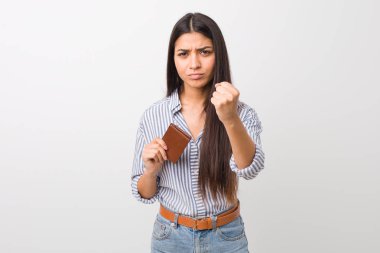 Kameraya yumruk gösteren bir cüzdan tutan genç Arap kadın, agresif yüz ifadesi.