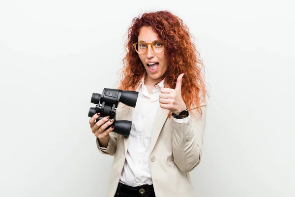 Genç Kafkas Kızıl Saçlı Kadın Bir Dürbün Tutarak Gülümseyerek Başparmak — Stok fotoğraf