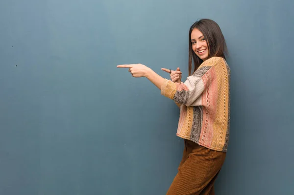 Молода Хіпі Жінка Вказує Бік Пальцем — стокове фото