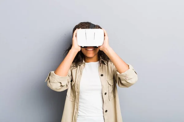 Jonge Afro Amerikaanse Vrouw Met Behulp Van Een Virtual Reality — Stockfoto