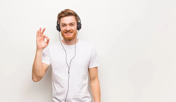 Ung Rödhårig Man Glad Och Säker Gör Gest Lyssna Musik — Stockfoto