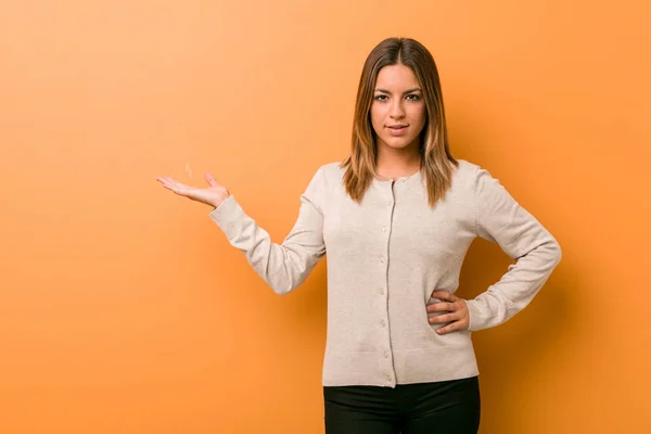 Young Authentic Charismatic Real People Woman Wall Showing Copy Space — Stock Photo, Image