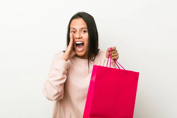 Fiatal Hispán Kezében Egy Bevásárló Táska Kiabált Izgatott Előtt — Stock Fotó