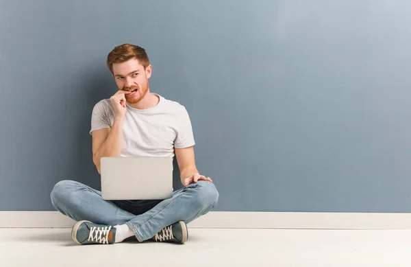 Jonge Redhead Student Man Zittend Vloer Ontspannen Denken Iets Kijken — Stockfoto