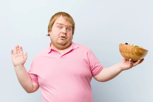 Caucásico Loco Rubio Gordo Hombre Sosteniendo Una Ensaladera — Foto de Stock