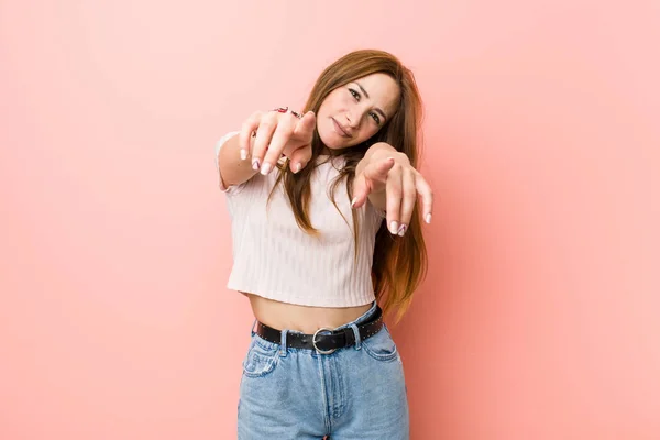 Young Redhead Ginger Woman Pink Wall Cheerful Smiles Pointing Front — Stock Photo, Image