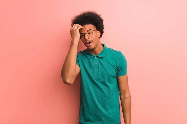 Joven Afroamericano Hombre Sobre Una Pared Rosa Preocupado Abrumado — Foto de Stock