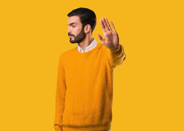 Jonge Natuurlijke Man Zetten Hand Vooraan — Stockfoto