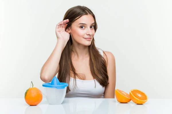 Junge Kaukasische Frau Mit Orangensaftpresse Versucht Einen Klatsch Und Tratsch — Stockfoto