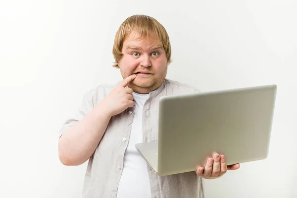 Kaukasischer Size Mann Hält Einen Laptop Der Hand Und Denkt — Stockfoto