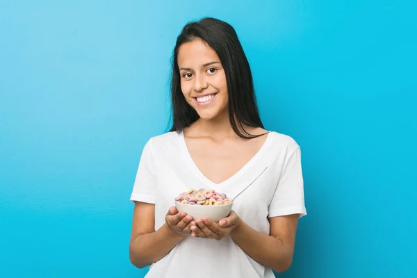 年轻的西班牙妇女拿着一个糖麦片碗快乐 微笑和欢快 — 图库照片