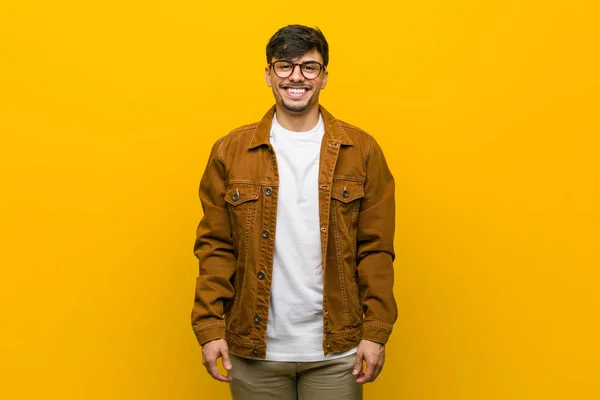 Mladý Hispánný Muž Šťastný Usměvavý Veselý — Stock fotografie