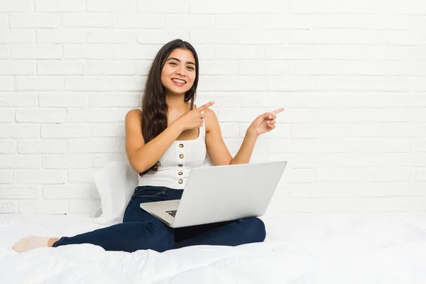 Jonge Arabische Vrouw Werken Met Haar Laptop Het Bed Opgewonden — Stockfoto