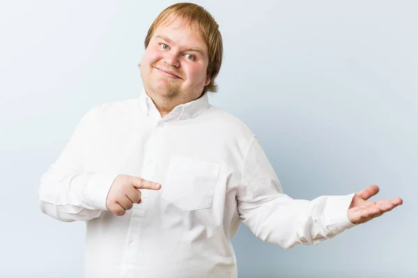 Young Authentic Redhead Fat Man Excited Holding Copy Space Palm — Stock Photo, Image