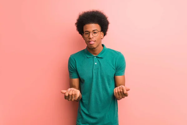 Jovem Afro Americano Sobre Uma Parede Cor Rosa Fazendo Gesto — Fotografia de Stock