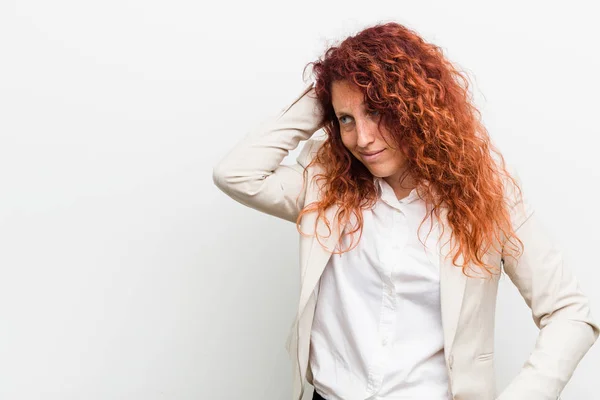 Jovem Mulher Negócios Ruiva Natural Isolado Contra Fundo Branco Tocando — Fotografia de Stock