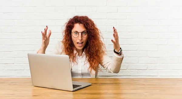 Junge Rothaarige Lockige Frau Die Mit Ihrem Laptop Arbeitet Erhält — Stockfoto