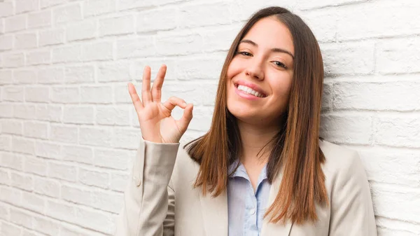 Νεαρή Επιχείρηση Γυναίκα Χαρούμενο Και Σίγουρος Κάνει Εντάξει Χειρονομία — Φωτογραφία Αρχείου